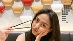 Manisnya Sisca Saras JKT48 Saat Minum Teh dan Makan Kue di Kafe