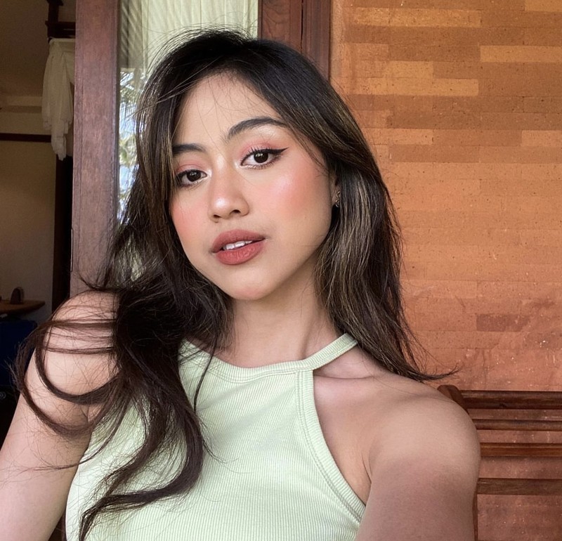 Manisnya Sisca Saras JKT48 Saat Minum Teh dan Makan Kue di Kafe