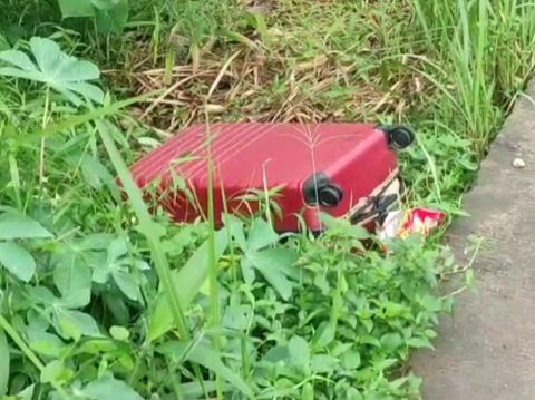 Warga Desa Singabangsa, Kecamatan Tenjo, Kabupaten Bogor, dihebohkan dengan penemuan mayat dalam koper merah. Mayat itu dalam kondisi tanpa kepala dan kaki.