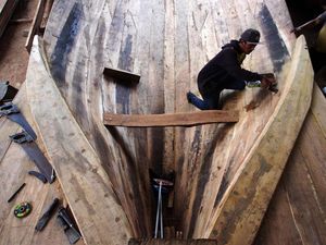 Melihat Proses Pembuatan Perahu Nelayan
