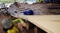 Pembuatan perahu nelayan berkapasitas 40 ton yang biasanya dikerjakan selama tiga bulan dengan biaya sekitar Rp 600 juta itu kini menghabiskan waktu enam bulan dengan biaya Rp 800 juta per kapal yang disebabkan sulitnya mendapatkan bahan baku berupa kayu jati berkualitas.