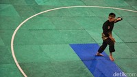 Seorang peserta aksi tengah menunjukan jurus-jurus silat yang ia miliki.
