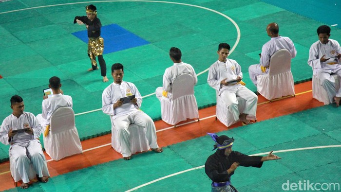 Mencari Bibit Silat Berprestasi Kejuaraan pencak silat Wali Kota Cup 2023 digelar di GOR Bulungan, Jakarta Selatan, Kamis (16/3/2023). Kejuaraan tahunan tersebut diikuti oleh para pelajar dari Jabodetabek.
