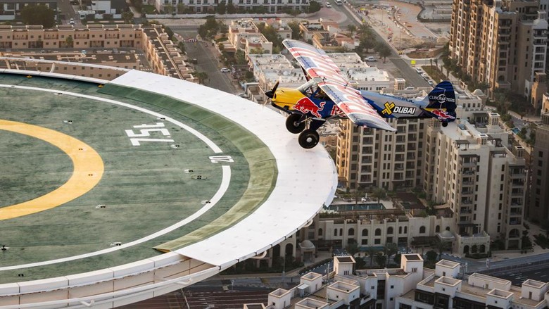 Mendaratkan pesawat di Burj Al Arab