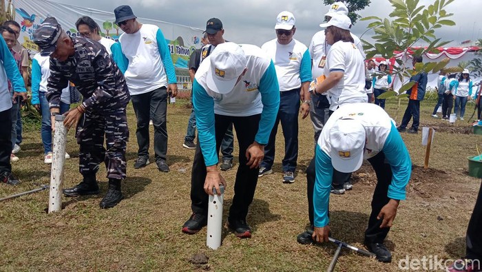 Balai Wilayah Sungai Sulawesi I membuat lubang biopori dan menanam pohon di kawasan Bendungan Kuwil Kawangkoan, Minahasa Utara (Minut), Sulawesi Utara (Sulut) dalam rangka Hari Air Sedunia ke-31.