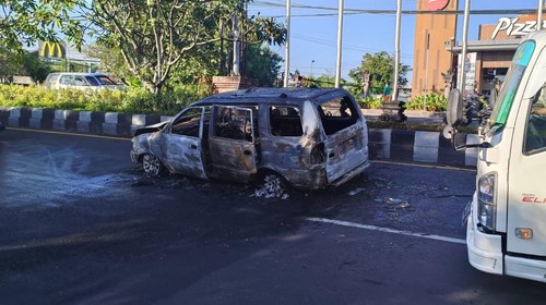 Kebakaran mobil merek Isuzu Panther di Jalan Bypass Ngurah Rai, tepatnya di traffic light Simpang Kampus Universitas Udayana (Unud), Kelurahan Jimbaran, Kecamatan Kuta Selatan, Kabupaten Badung, Kamis (16/3/2023). (Dok. Polresta Denpasar)