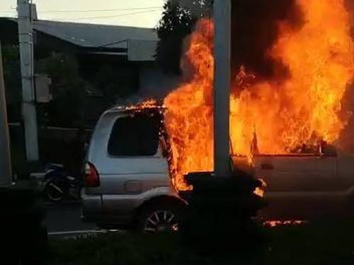 Mobil terbakar di Bypass Ngurah Rai, Jimbaran, Badung, Kamis (16/3/2023).