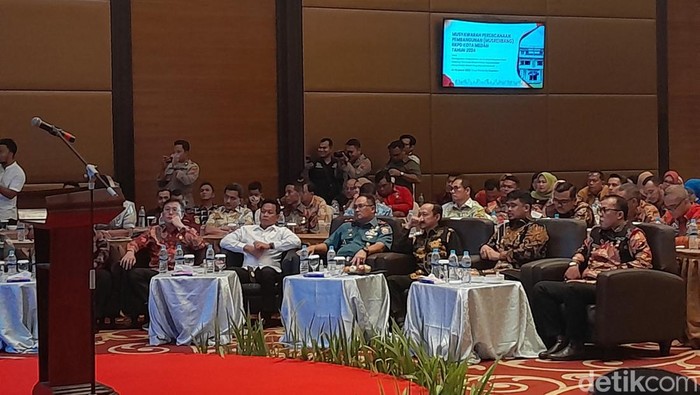 Momen Bobby Nasution dan Hasyim bertemu di Musrembang RKPD Kota Medan Tahun 2024 (Nizar Aldi/detikSumut)