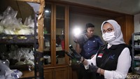 Badan Pengawasan Obat dan Makanan (BPOM) RI melakukan penggerebekan pabrik kosmetika ilegal yang diduga memproduksi kosmetika Tanpa Izin Edar (TIE) di Jakarta Utara. Selain tanpa izin edar, kosmetik yang diproduksi diduga menggunakan bahan-bahan terlarang. Foto: Pradita Utama