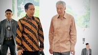 Jokowi disambut langsung Perdana Menteri Singapura Lee Hsien Loong saat tiba di Istana Kepresidenan Singapura.  