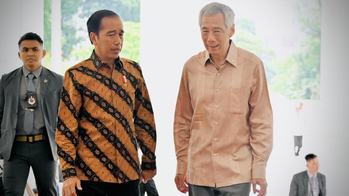 Momen Jokowi Tiba di Istana Singapura, Disambut PM Lee Hsien Loong Presiden Joko Widodo (Jokowi) tiba di Istana Kepresidenan Singapura. Jokowi disambut langsung Perdana Menteri Singapura Lee Hsien Loong, Kamis (16/3/2023).