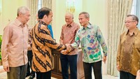 Jokowi dan PM Lee selanjutnya memperkenalkan anggota delegasi masing-masing yang didahului oleh delegasi Singapura dan dilanjutkan oleh delegasi Indonesia. Jokowi tampak memakai batik kelir cokelat dan hitam.  