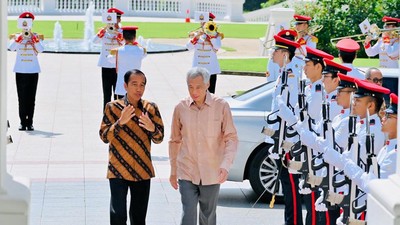 Momen Jokowi Tiba di Istana Singapura, Disambut PM Lee Hsien Loong