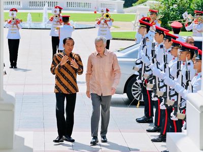 Momen Jokowi Tiba di Istana Singapura, Disambut PM Lee Hsien Loong