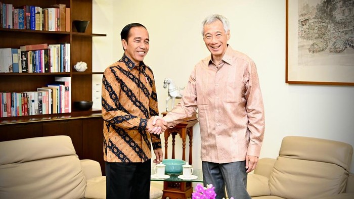 Presiden Joko Widodo (Jokowi) tiba di Istana Kepresidenan Singapura. Jokowi disambut langsung Perdana Menteri Singapura Lee Hsien Loong, Kamis (16/3/2023).