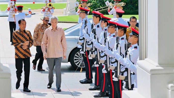 Momen Jokowi Tiba di Istana Singapura, Disambut PM Lee Hsien Loong Presiden Joko Widodo (Jokowi) tiba di Istana Kepresidenan Singapura. Jokowi disambut langsung Perdana Menteri Singapura Lee Hsien Loong, Kamis (16/3/2023).