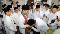 Setelah mengalungkan serban, Mardiono melanjutkan sambutan dengan mencium tangan pria yang akrab disapa Gus Yahya itu.