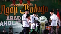Saat berada di atas panggung, Mardiono kembali mencium tangan Gus Yahya.