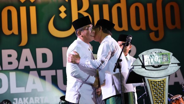 Momen Mardiono Cium Tangan-Serahkan Batik ke Ketum PBNU di Acara PPP