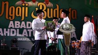 Setelah saling menyapa dan bertukar salam, Mardiono menyerahkan seperangkat baju batik kepada Gus Yahya. Batik tersebut sengaja dibuat di penjahit langganan Gus Yahya.