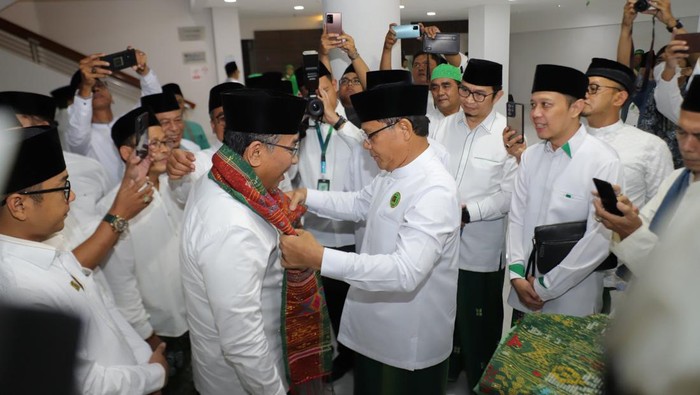 Momen Mardiono Cium Tangan-Serahkan Batik ke Ketum PBNU di Acara PPP Ketum PBNU KH Yahya Cholil Staquf hadiri 'Ngaji Budaya' Partai Persatuan Pembangunan di TMII, Jakarta. Gus Yahya disambut Plt Ketum PPP Muhammad Mardiono.