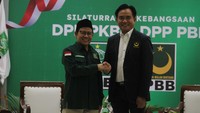 Cak Imin tampak menyambut Yusril.