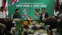 Yusril beserta rombongan masuk ke kantor DPP PKB dan melakukan pertemuan antarpartai.