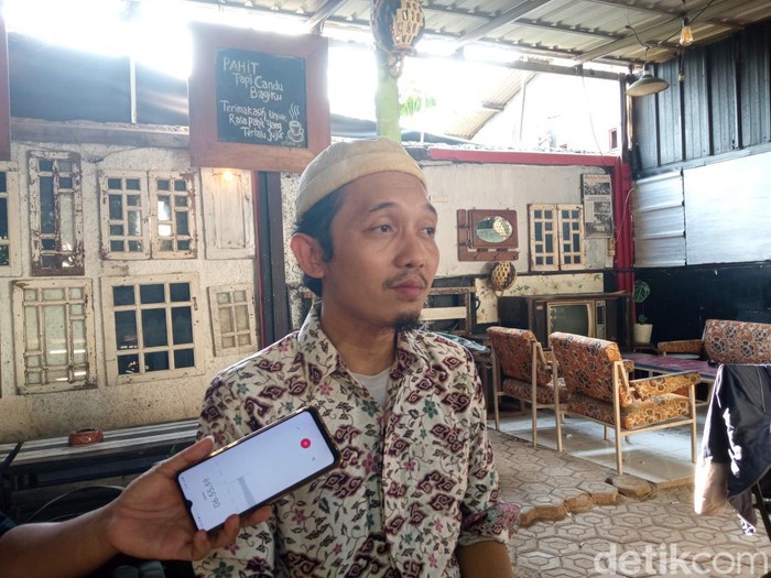 Muhammad Sabil, guru SMK di Cirebon yang dipecat usai kritik Ridwan Kamil