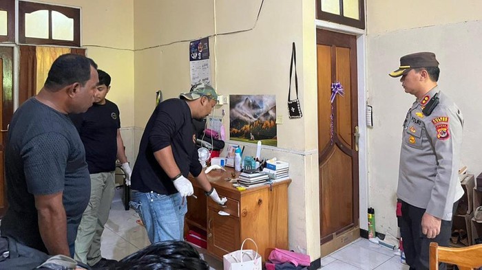Polisi melakukan olah tempat kejadian perkara (TKP) terkait tewasnya dokter spesialis paru Mawartih Susanti (47) di Kabupaten Nabire, Papua Tengah.