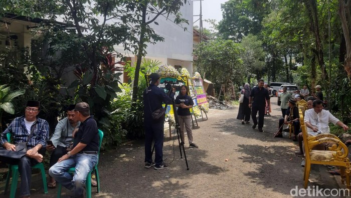 nani wijaya Suasana rumah duka Nani Wijaya.