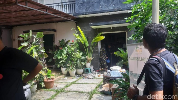 Suasana rumah duka Nani Wijaya.