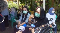 Connie Sutedja menggunakan kursi roda juga mendatangi rumah duka Nani Wijaya. Foto: Febri/detikhot