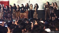 Elizabeth Sudira X Voca Erudita membuka panggung #DemiIndonesia Goes to Campus di UNS dengan lagu-lagu merdu.