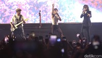 Sebelum turun panggung, The Changcuters memberikan kejutan dengan berkolaborasi dengan Nidji dan membawakan lagu Biarlah yang sukses membuat penonton melompat dan bernyanyi bersama.