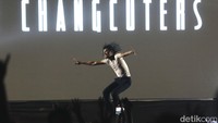 Giliran The Changcuters mengambil alih panggung. Aksi panggung Tria Cs sangat energik hingga. Seru...