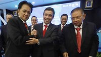Komisaris Utama Bank BTN Chandra M Hamzah (kiri) bersama Direktur Utama Bank BTN terpilih Nixon LP Napitupulu (ketiga kiri), Wakil Komisaris Utama Bank BTN Iqbal Latanro (ketiga kanan), beserta jajaran Direksi dan Komisaris Bank BTN menunjuk dokumen usai Rapat Umum Pemegang Saham Tahunan (RUPST) Bank BTN Tahun Buku 2022 di Jakarta, Kamis (16/3).