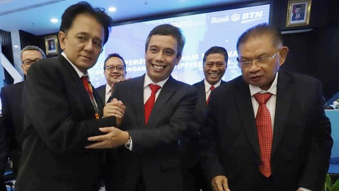 Komisaris Utama Bank BTN Chandra M Hamzah (kiri) bersama  Direktur Utama Bank BTN terpilih Nixon LP Napitupulu (ketiga kiri), Wakil Komisaris Utama Bank BTN Iqbal Latanro (ketiga kanan), beserta jajaran Direksi dan Komisaris Bank BTN menunjuk dokumen usai Rapat Umum Pemegang Saham Tahunan (RUPST) Bank BTN Tahun Buku 2022 di Jakarta, Kamis (16/3).