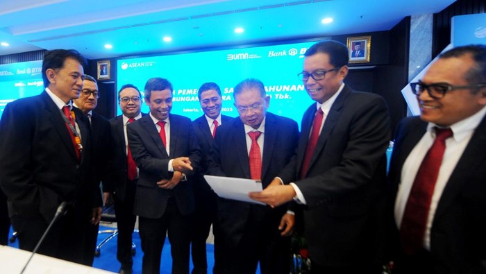 Nixon LP Napitupulu Ditunjuk Jadi Dirut BTN Komisaris Utama Bank BTN Chandra M Hamzah (kiri) bersama Direktur Utama Bank BTN terpilih Nixon LP Napitupulu (ketiga kiri), Wakil Komisaris Utama Bank BTN Iqbal Latanro (ketiga kanan), beserta jajaran Direksi dan Komisaris Bank BTN menunjuk dokumen usai Rapat Umum Pemegang Saham Tahunan (RUPST) Bank BTN Tahun Buku 2022 di Jakarta, Kamis (16/3).