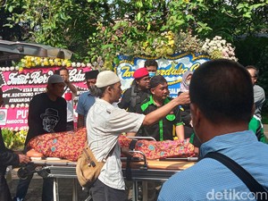 Jenazah Musisi Nomo Koeswoyo Koes Bersaudara Tiba di Jakarta