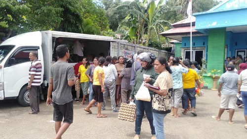 Warga Kelurahan Liliba, Kecamatan Oebobo, Kota Kupang, NTT saat sedang antrean pasar murah, Kamis (16/3/2023).
