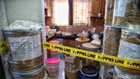 BPOM menyegel pabrik kosmetik dan menyita alat produksi, bahan kimia, serta produk-produk senilai Rp7,7 miliar.