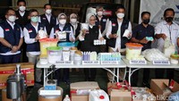 Kepala Badan Pengawas Obat dan Makanan (BPOM) Peni Kusumastuti Lukito (kanan) dan jajarannya menunjukkan alat produksi kosmetik ilegal berbahaya dalam konferensi pers penggerebekan pabrik di kompleks pergudangan Elang Laut, Kamal Muara, Penjaringan, Jakarta, Kamis (16/3/2023).