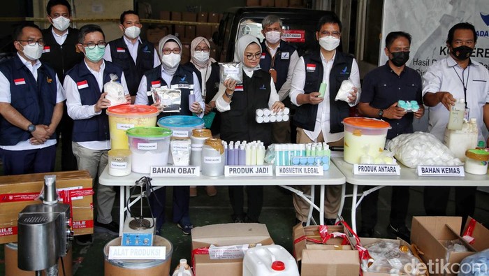 BPOM menyegel pabrik kosmetik ilegal berbahaya di kompleks pergudangan Elang Laut, Kamal Muara, Penjaringan, Jakarta, Kamis (16/3/2023). Begini penampakannya.
