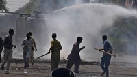 Polisi menggunakan meriam air untuk membubarkan pendukung mantan Perdana Menteri Imran Khan saat bentrok di Lahore.
