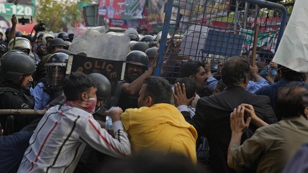 Pakistan Chaos, Pendukung Imran Khan dan Polisi Bentrok