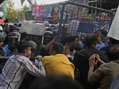 Pakistan Chaos, Pendukung Imran Khan dan Polisi Bentrok