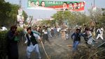 Pakistan Chaos, Pendukung Imran Khan dan Polisi Bentrok