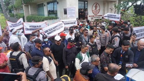 Panitera PN Denpasar ketika membacakan penetapan sita aset di hadapan massa di depan apartemen The Double View Mansions, Desa Pererenan, Badung, Bali, Kamis (16/3/2023).