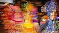 Parade busana itu menampilkan berbagai konsep desain modern yang menggunakan bahan kain benang bintik khas Kalimantan Tengah.
