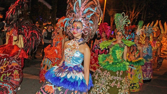 PARADE BUSANA BENANG BINTIK KHAS KALIMANTAN TENGAH Sejumlah model berpose mengenakan busana kreasi benang bintik khas Kalimantan Tengah saat parade busana benang bintik festival di kawasan Stadion Sanaman Mantikei, Palangka Raya, Kalimantan Tengah, Rabu (15/3/2023). Parade busana itu menampilkan berbagai konsep desain modern yang menggunakan bahan kain benang bintik khas Kalteng sebagai upaya melestarikan dan mempromosikan potensi produk UMKM yang dihasilkan oleh para desainer daerah tersebut. ANTARA FOTO/Makna Zaezar/foc.